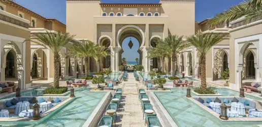 Территория Rixos Premium Saadiyat: роскошный внутренний двор с водными каналами и лаунж-зоной