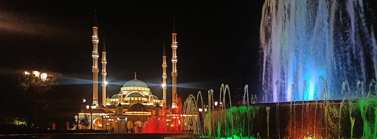 Достопримечательности Грозного: ночной вид на мечеть «Сердце Чечни» и цветные фонтаны