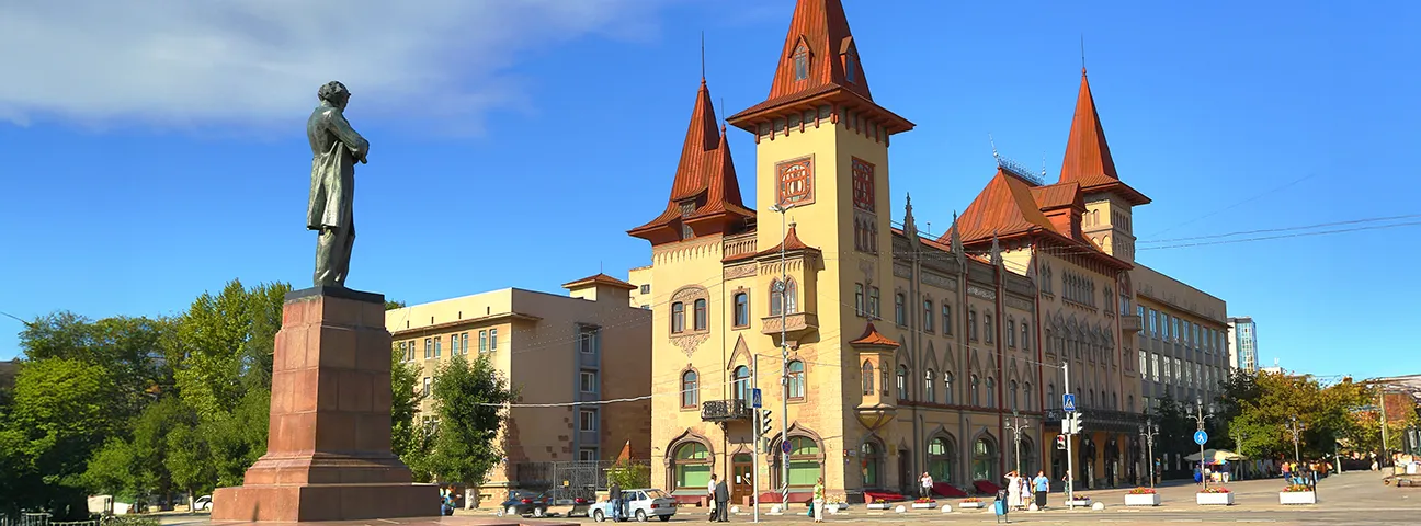 Символ Саратова: готическое здание консерватории имени Собинова и памятник