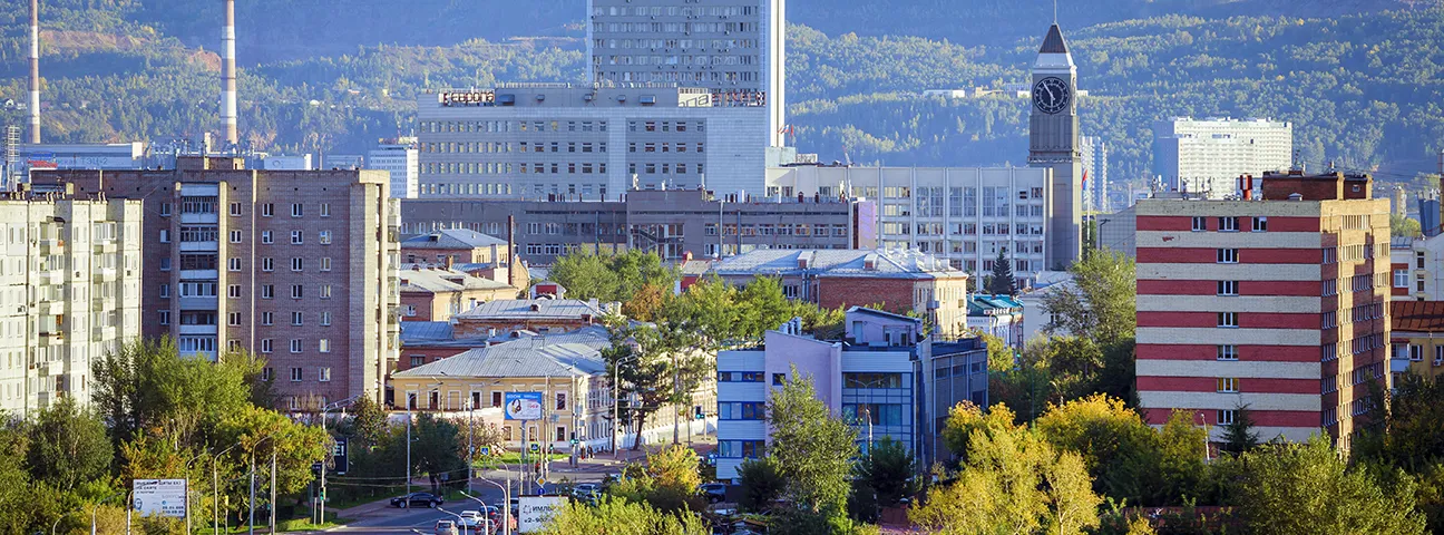 Достопримечательности Красноярска: панорамный вид на центр города, башню с часами и зеленые сопки