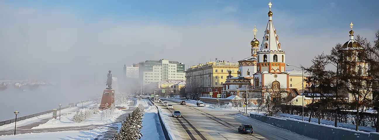 Достопримечательности Иркутска: зимний вид на Собор Богоявления и набережную реки Ангары