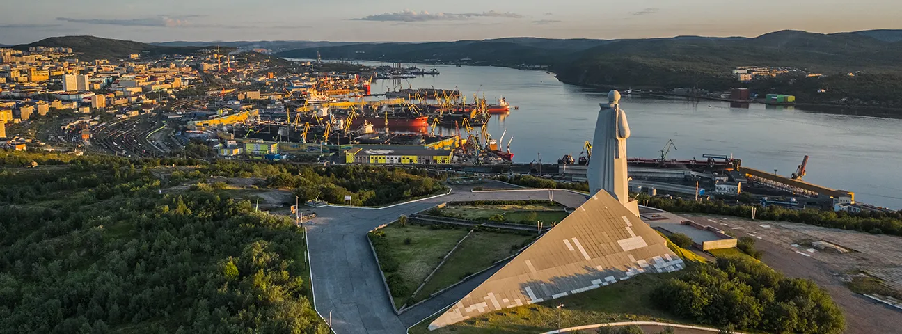 Памятники Мурманска: мемориал Алеша и панорамный вид на Кольский залив