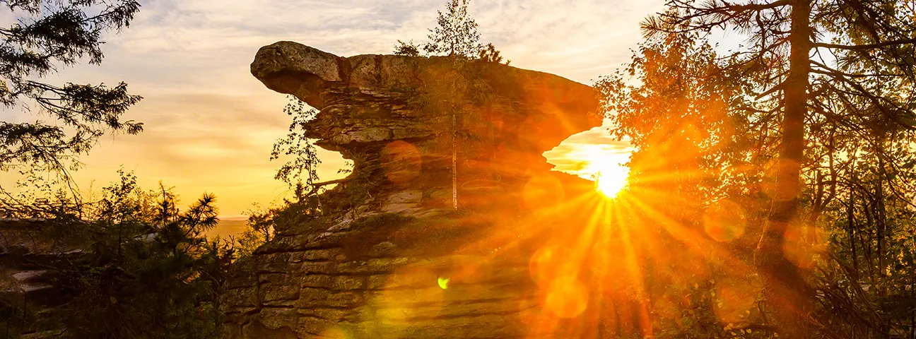 Достопримечательности Пермского края: скалы Каменного города на закате