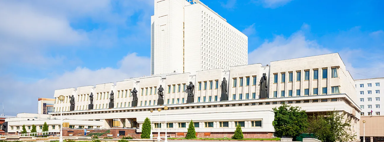 Архитектура Омска: фасад государственной библиотеки имени Пушкина со скульптурами