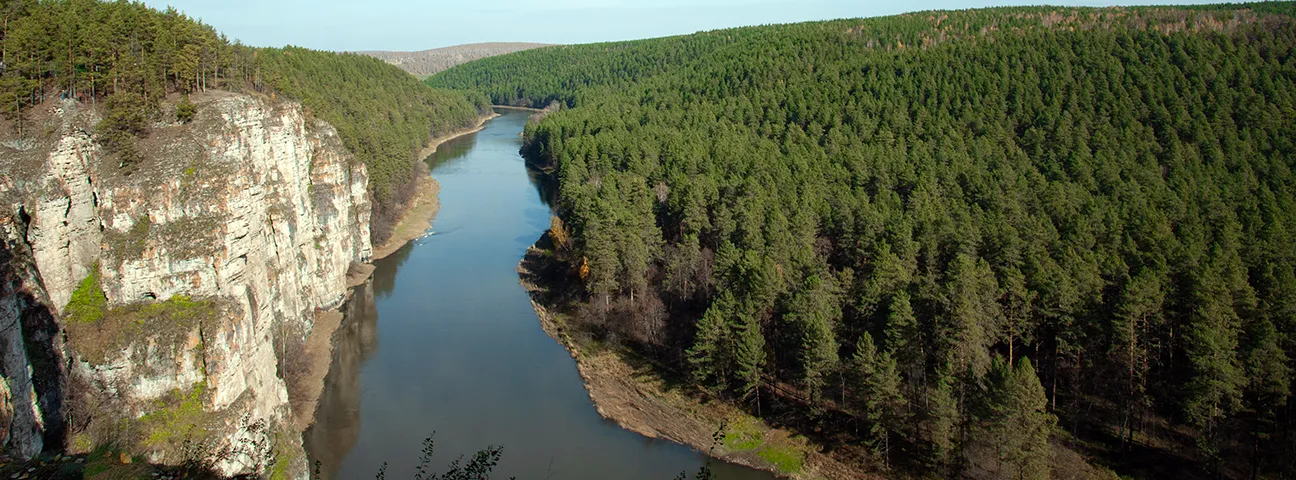 Природа Урала: живописная река Ай и скалистые берега в Челябинской области