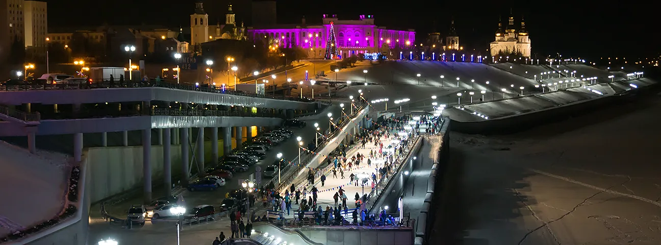 Ночная Тюмень: освещенная набережная реки Туры и городской каток
