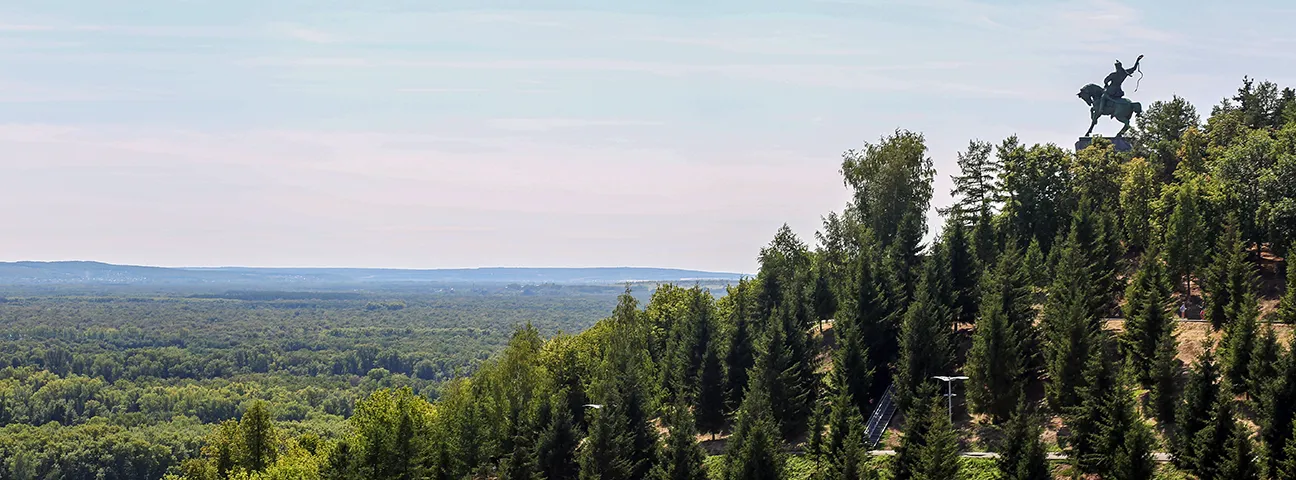 Достопримечательности Уфы: памятник Салавату Юлаеву на вершине лесистой горы