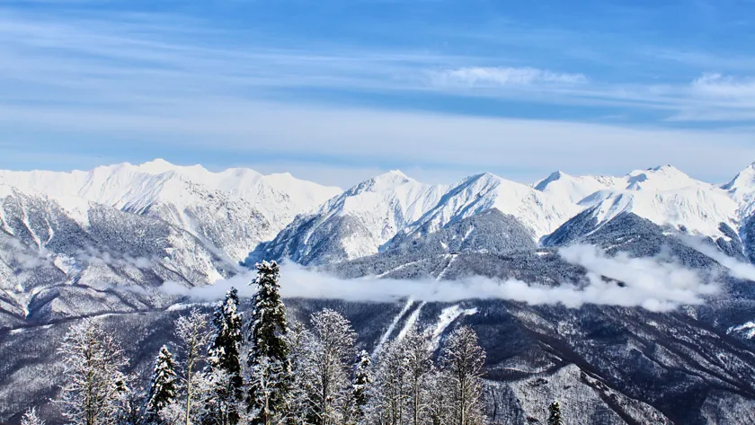 Заснеженные горные вершины курорта Красная Поляна в Сочи