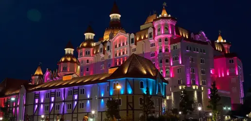 Ночной Сочи Парк: сказочный замок отеля Богатырь с яркой разноцветной подсветкой