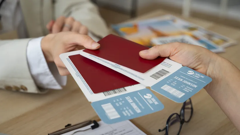 Вручение документов и билетов на путешествие в турагентстве