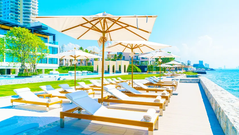 Зона отдыха у бассейна в отеле ОАЭ с системой «всё включено»