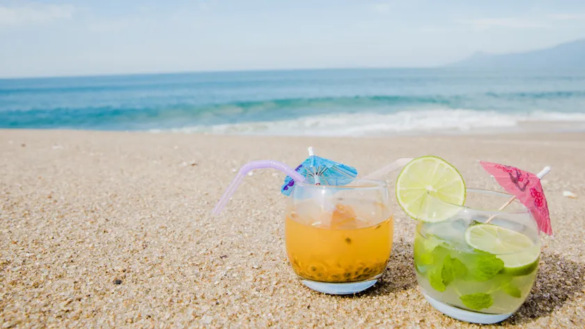 Летний отпуск на морском курорте, напитки на пляже