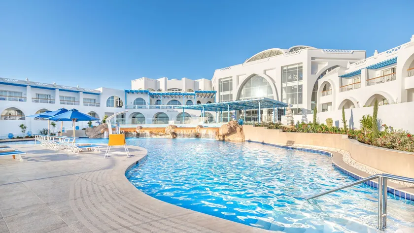 Бассейн и белоснежные корпуса отеля Pickalbatros