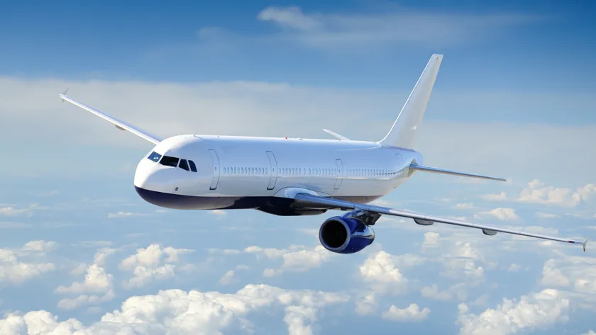 Современный авиалайнер парит над облаками, отправляясь навстречу новым путешествиям и приключениям