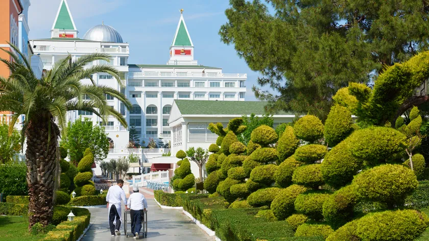 Территория пятизвездочного отеля в Турции с ландшафтным садом и классической архитектурой