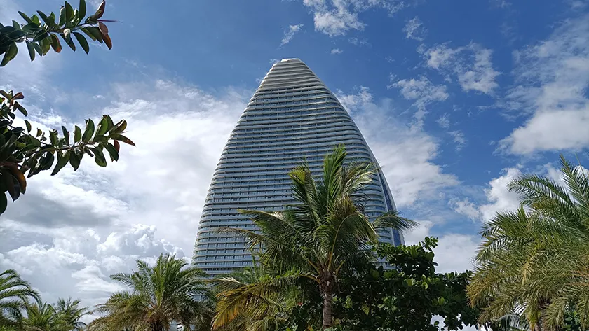 Отель Atlantis Sanya среди пальм на острове Хайнань.