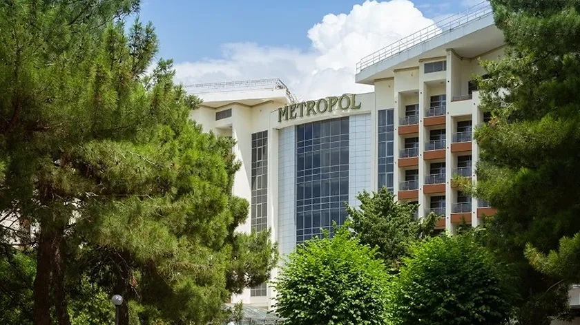 «Метрополь Гранд Отель» среди зелени в Геленджике.