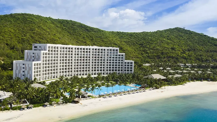 Vinpearl Resort & Spa Nha Trang Bay с пляжем и бассейном.