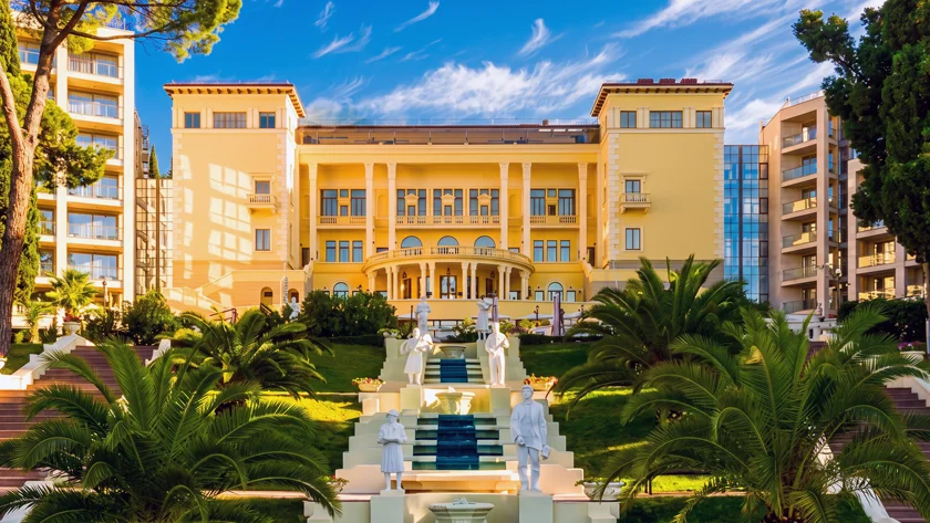 Главный корпус Swissôtel Resort Sochi Kamelia и зелёная территория отеля.